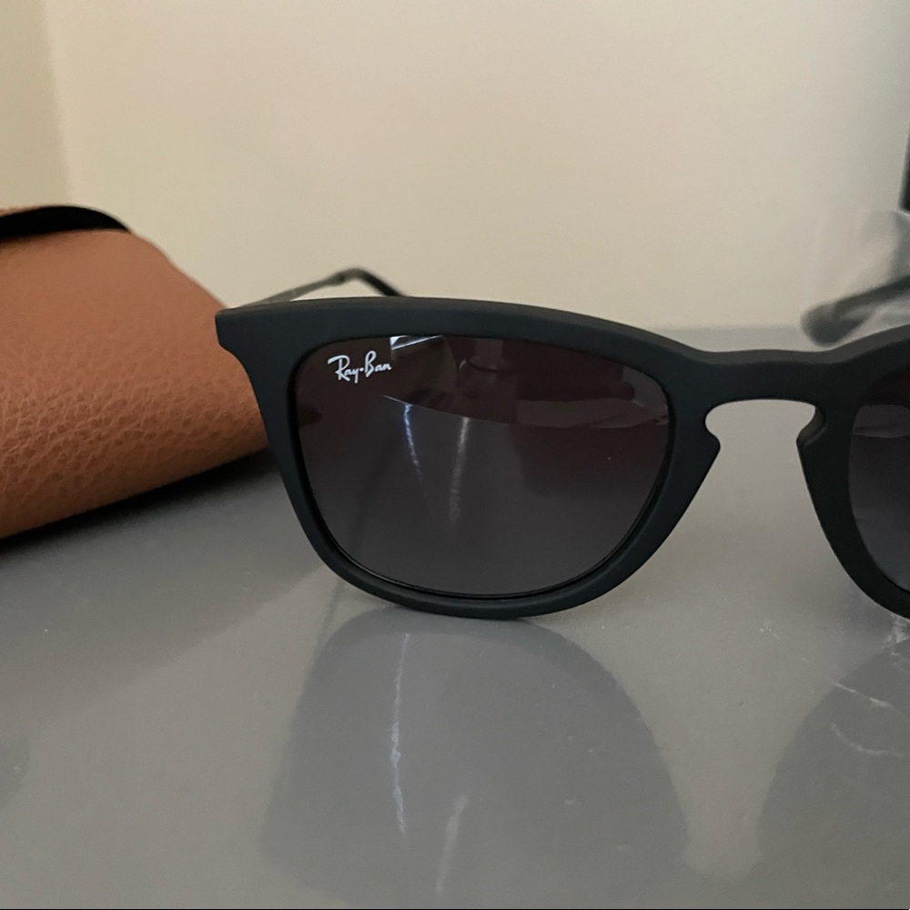 BRAND NEW Ray-ban RB4221 grey square sunglasses